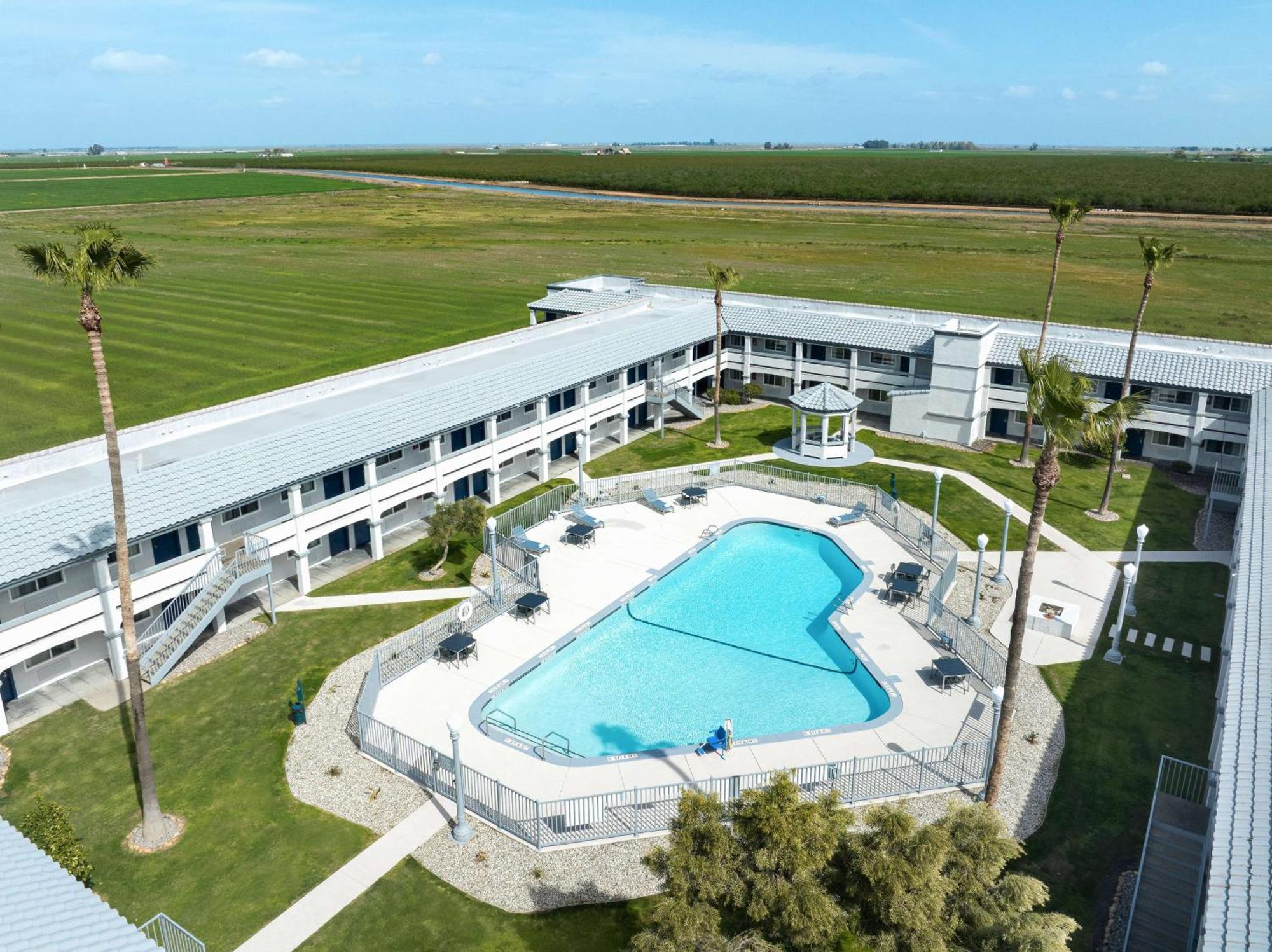Spark By Hilton Santa Nella Exterior foto